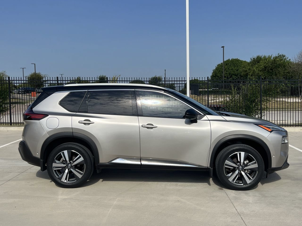 Used 2023 Nissan Rogue SL w/ SL Premium Package FWD image 2