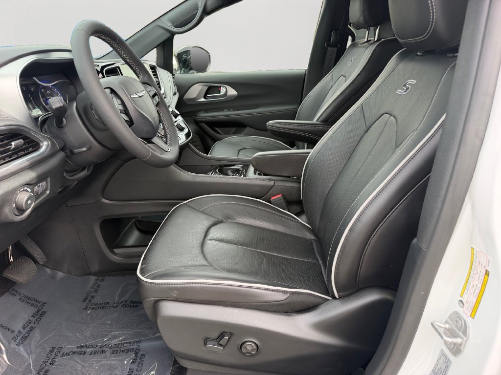 Used 2026 Chrysler Pacifica Limited w/ Uconnect Theater Family Group AWD/4WD image 16