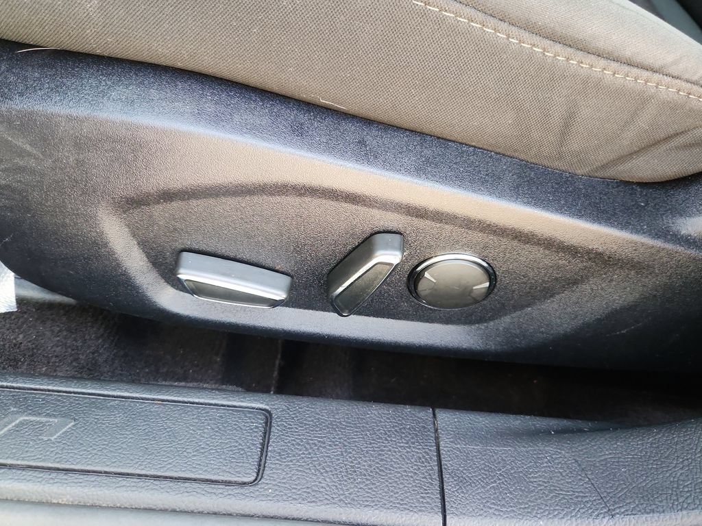 Used 2020 Ford Fusion SE FWD image 8