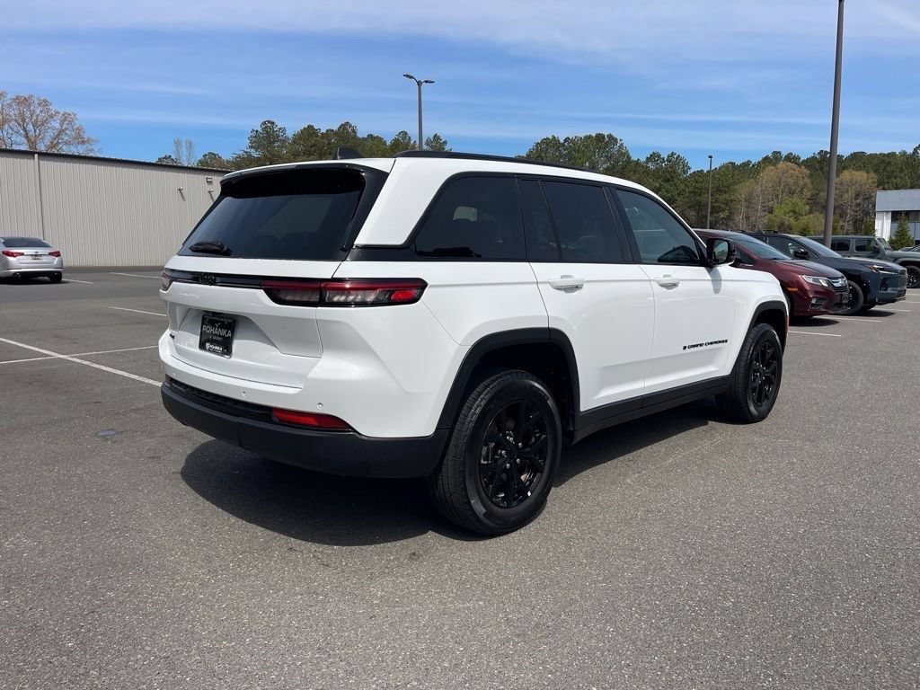 Used 2025 Jeep Grand Cherokee Altitude AWD/4WD image 9