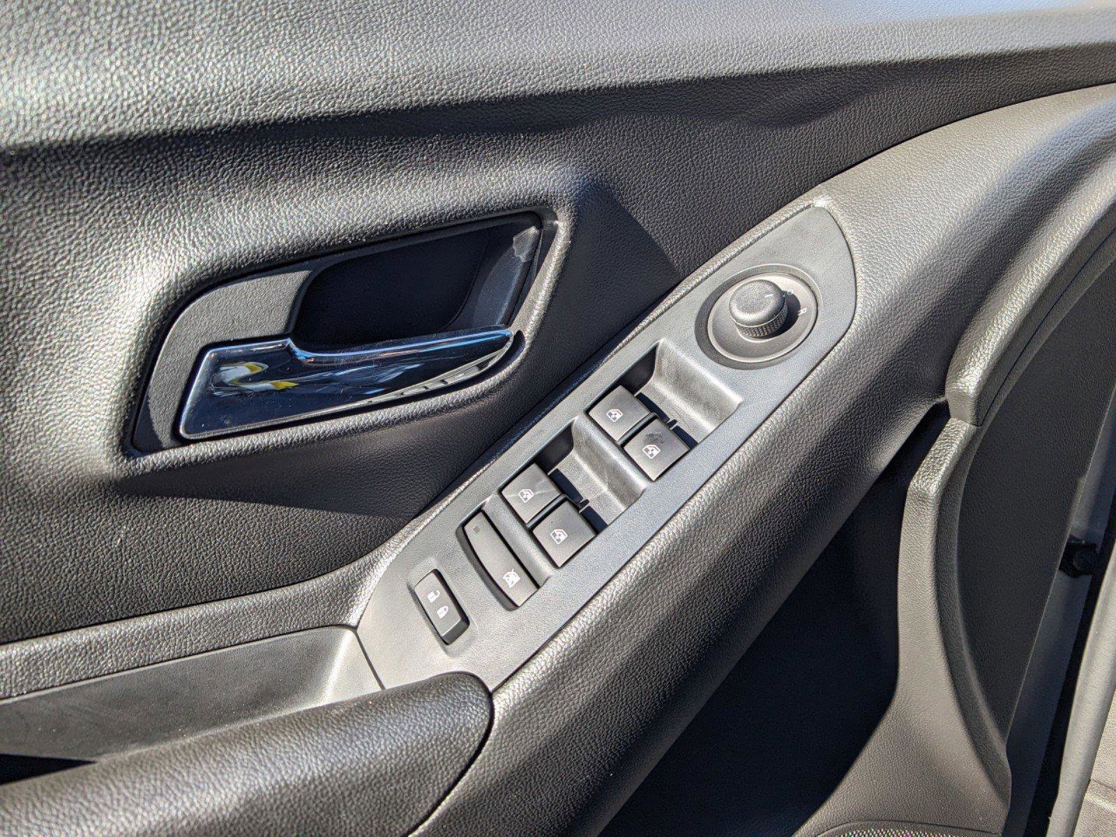 Used 2022 Chevrolet Trax LT w/ LT Convenience Package image 19