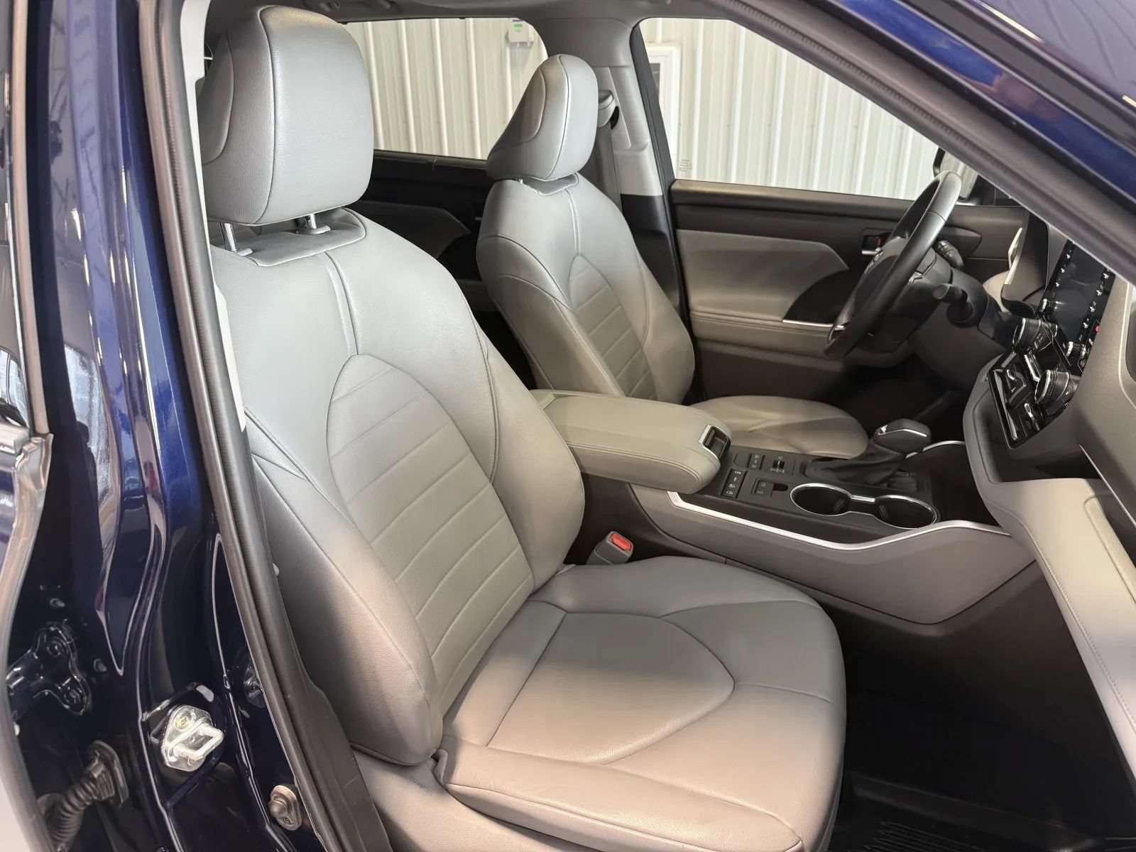 Used 2021 Toyota Highlander XLE AWD/4WD image 29