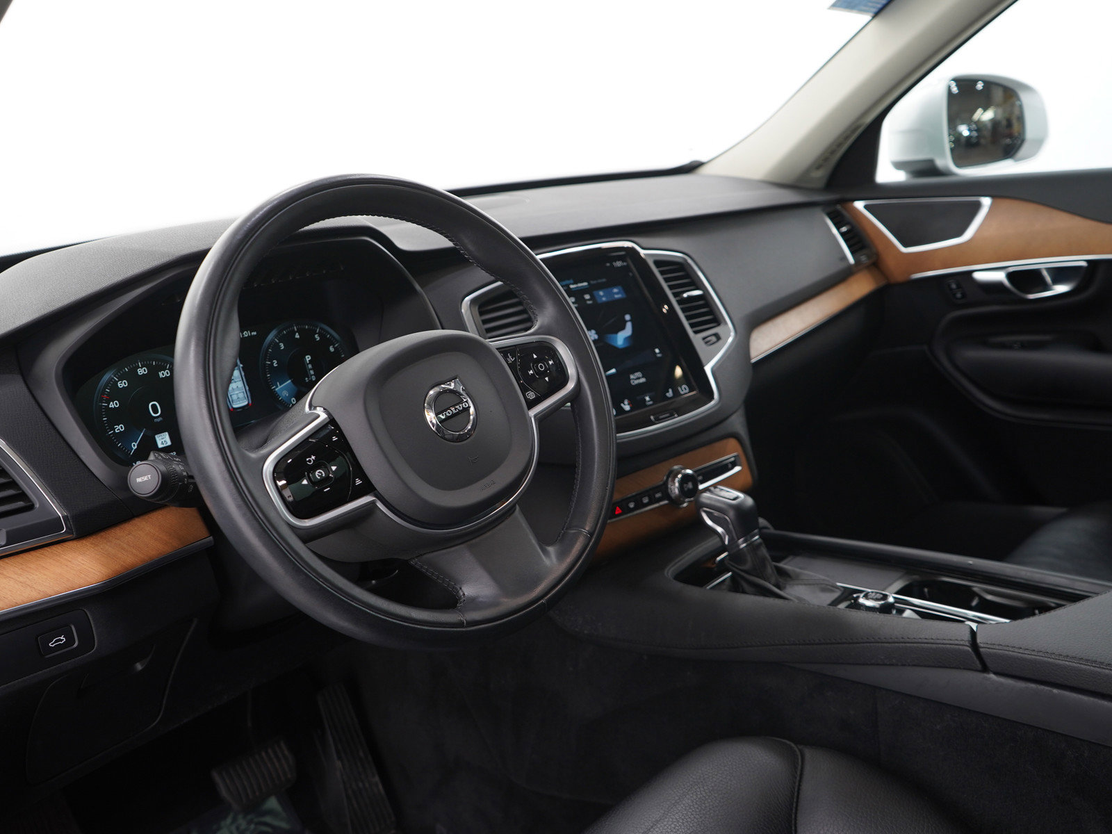 Used 2022 Volvo XC90 T6 Momentum w/ Climate Package image 33