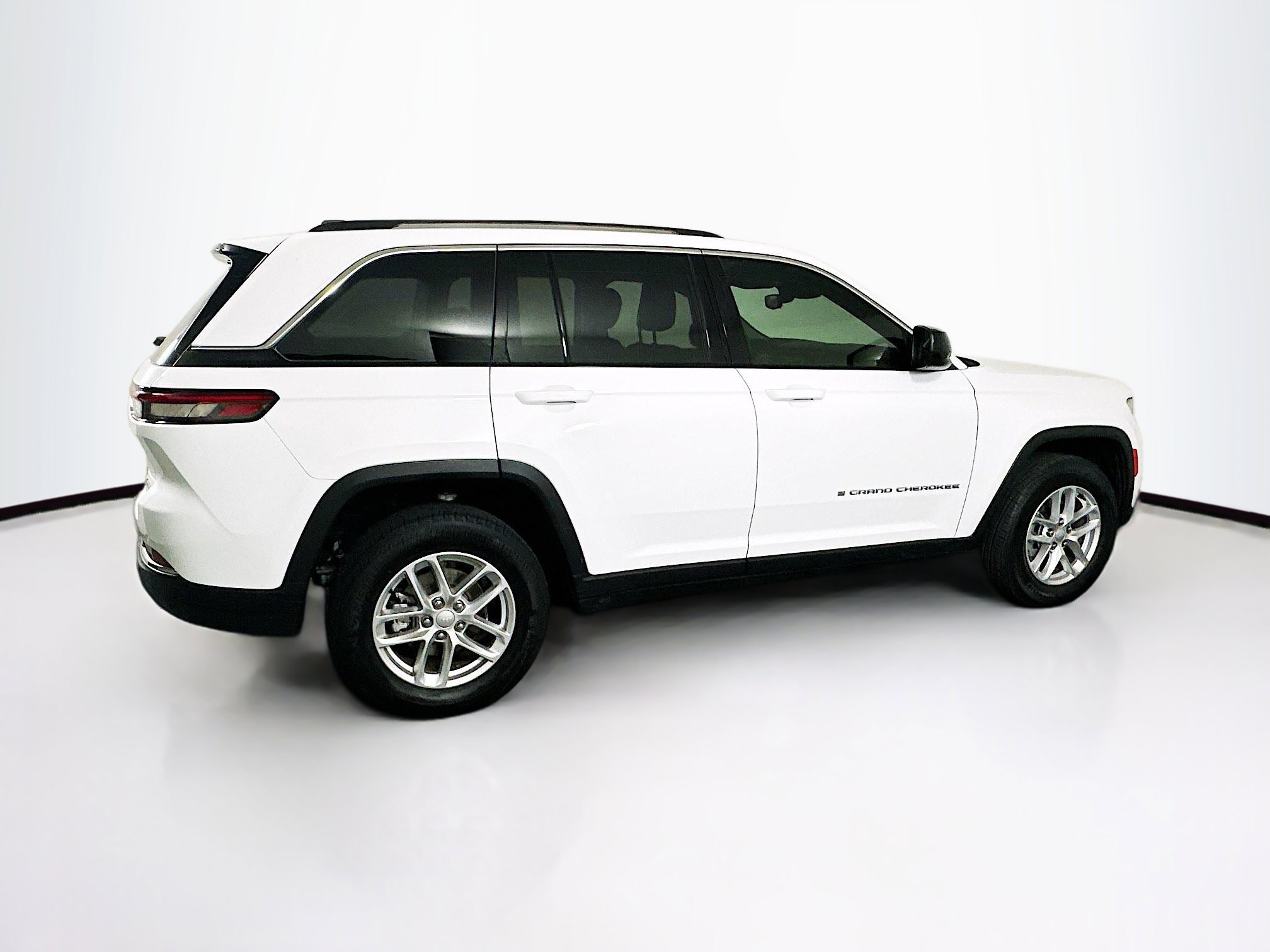 Used 2023 Jeep Grand Cherokee Laredo w/ Trailer Tow Prep Group (B) AWD/4WD image 10