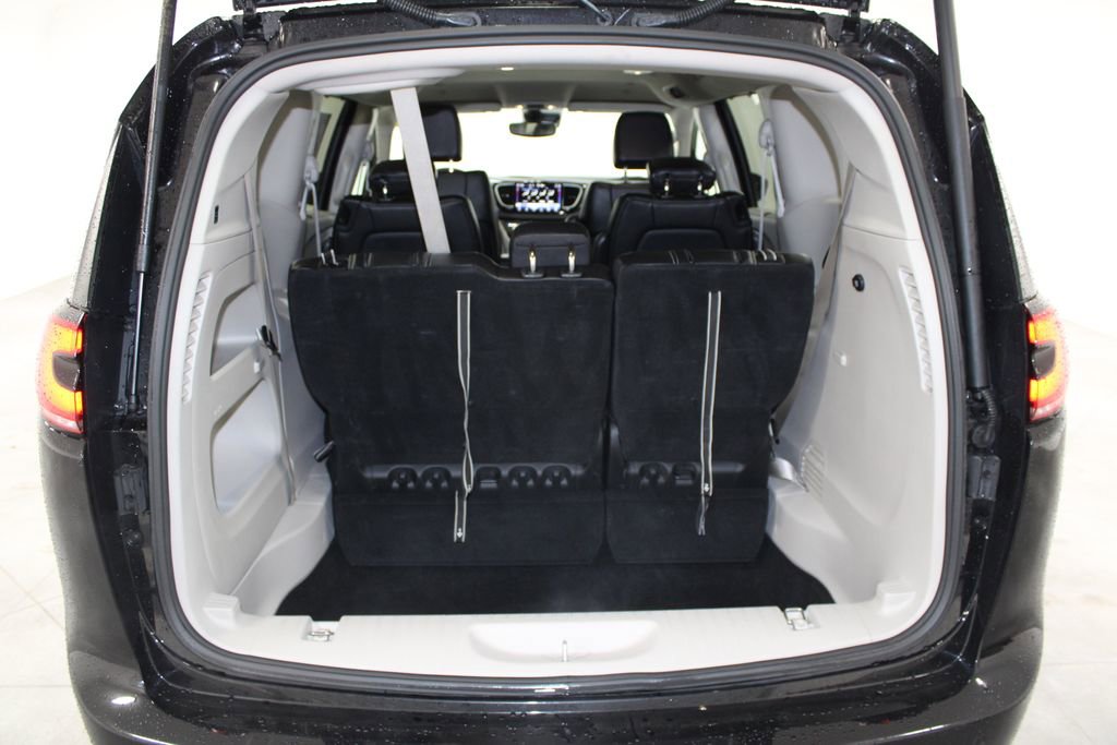 Used 2024 Chrysler Pacifica Touring-L image 14