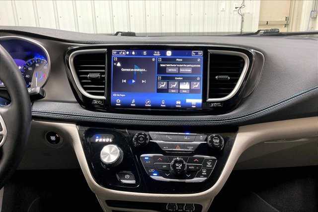 Used 2021 Chrysler Pacifica Touring-L w/ Uconnect Theater Family Group FWD image 6