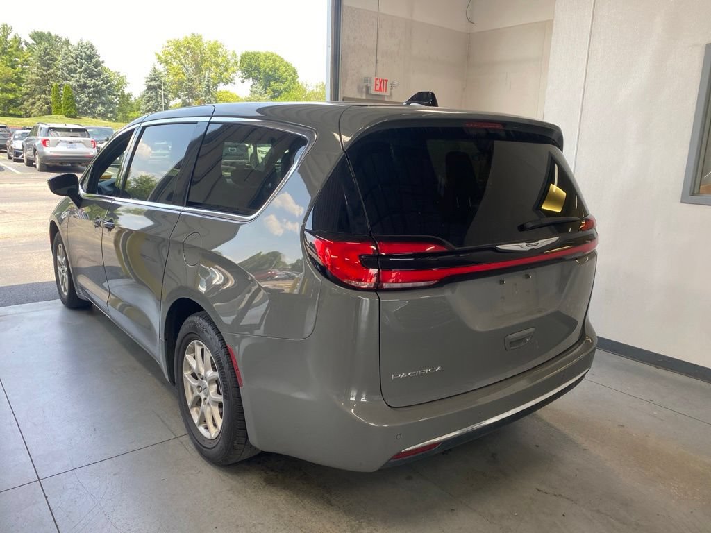 Used 2025 Chrysler Pacifica Select FWD image 3