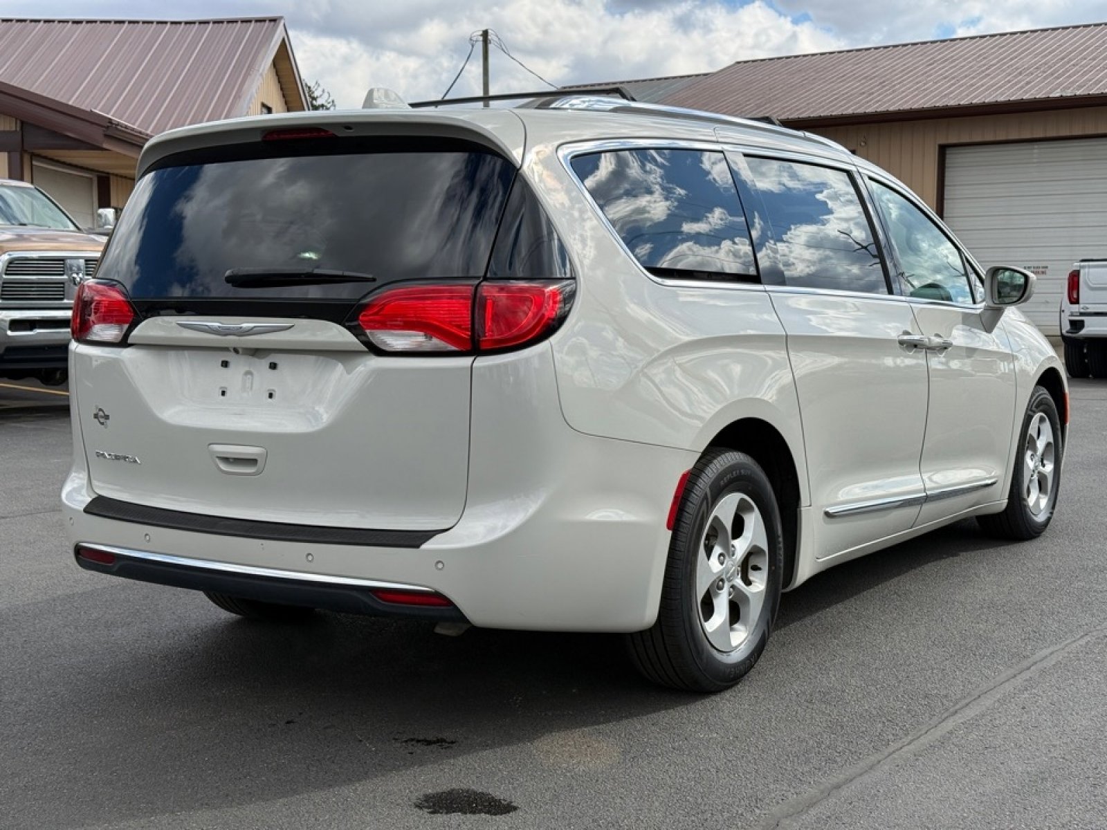 Used 2017 Chrysler Pacifica Touring-L Plus image 8
