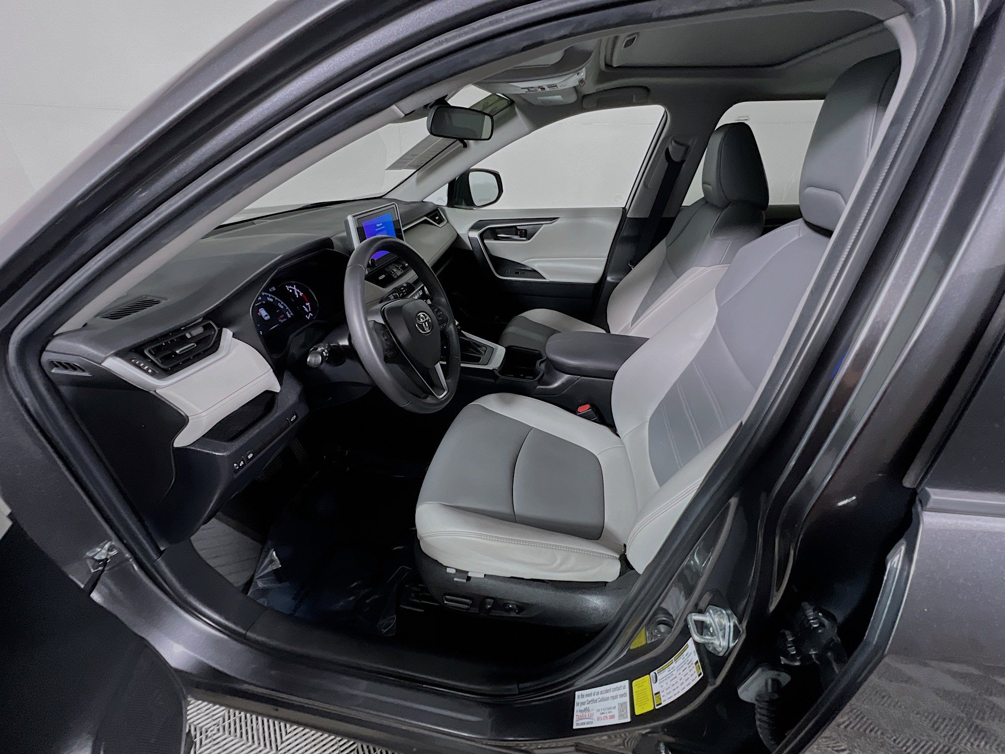 Used 2023 Toyota RAV4 XLE Premium image 15