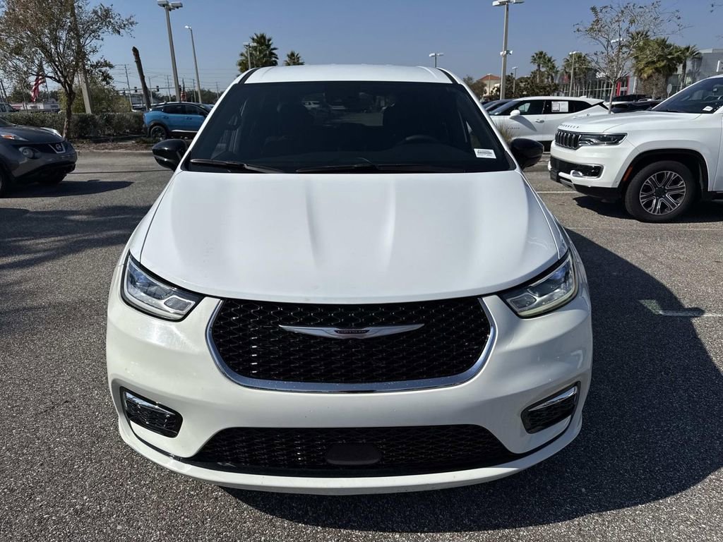 Used 2024 Chrysler Pacifica Touring image 9
