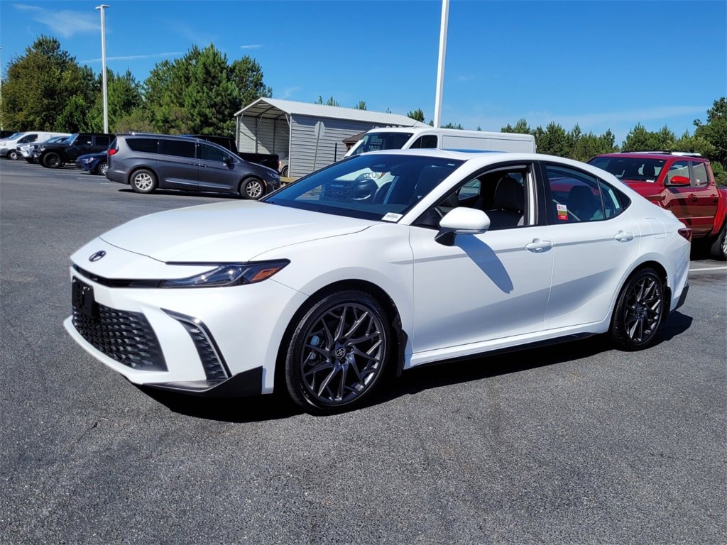 Certified 2025 Toyota Camry SE image 3