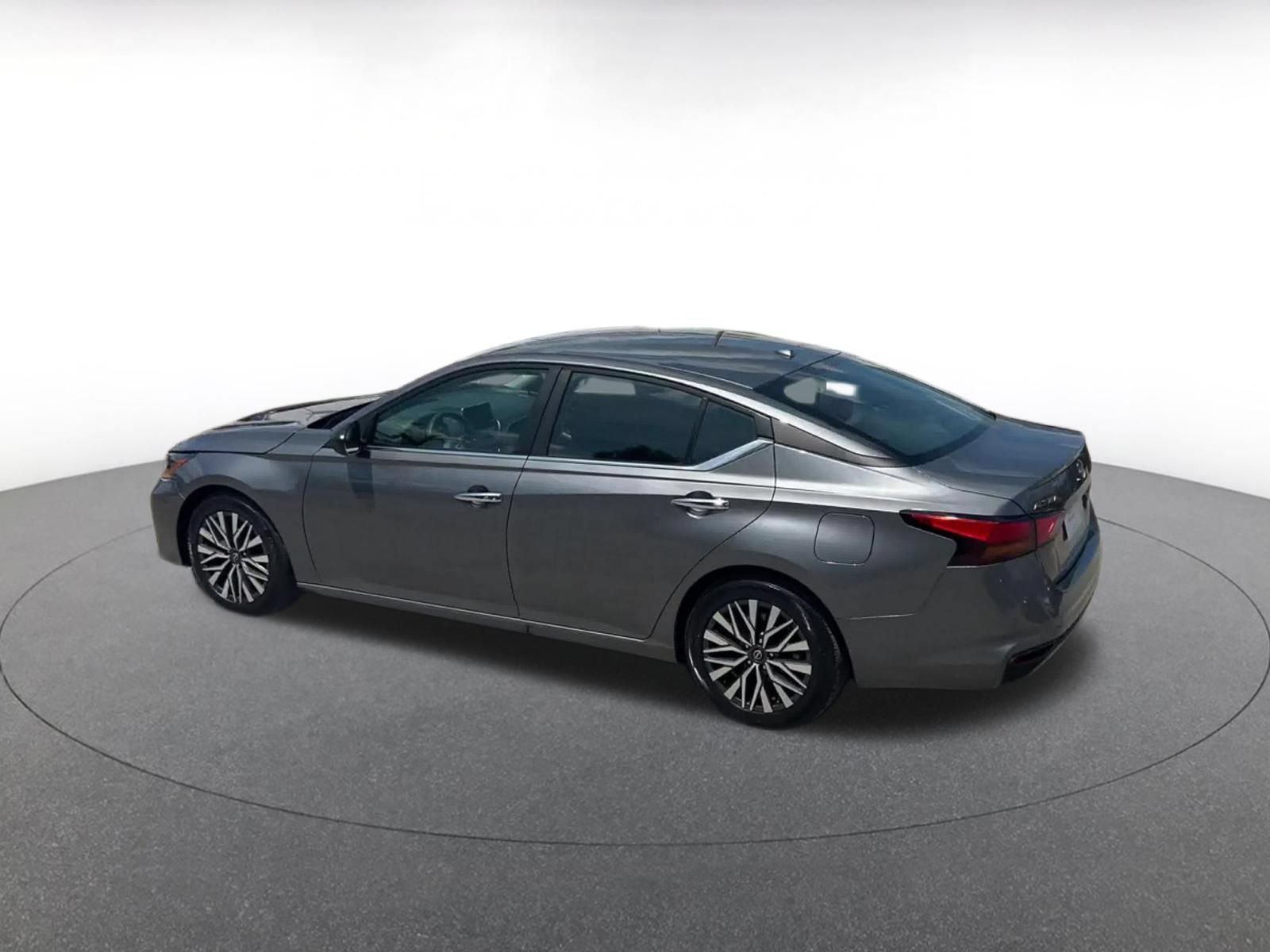 Used 2025 Nissan Altima 2.5 SV FWD image 8