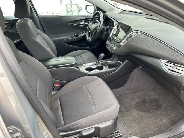Used 2017 Chevrolet Malibu LT image 38