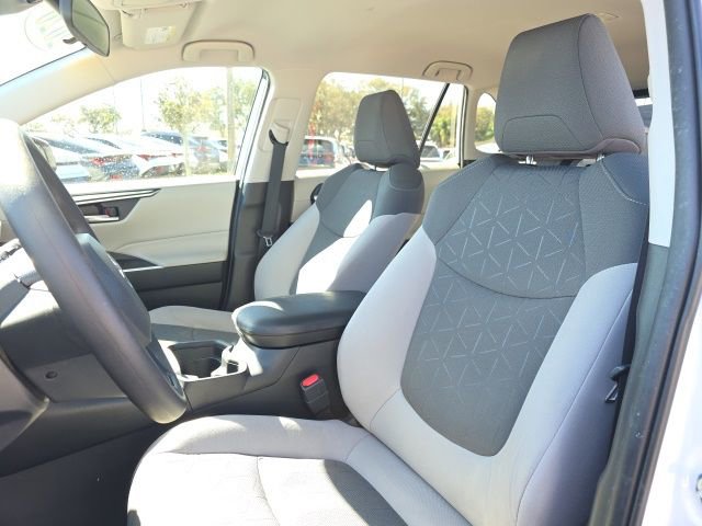 Used 2020 Toyota RAV4 XLE image 5