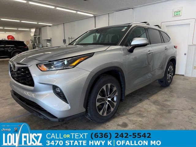 Used 2021 Toyota Highlander XLE AWD/4WD image 1