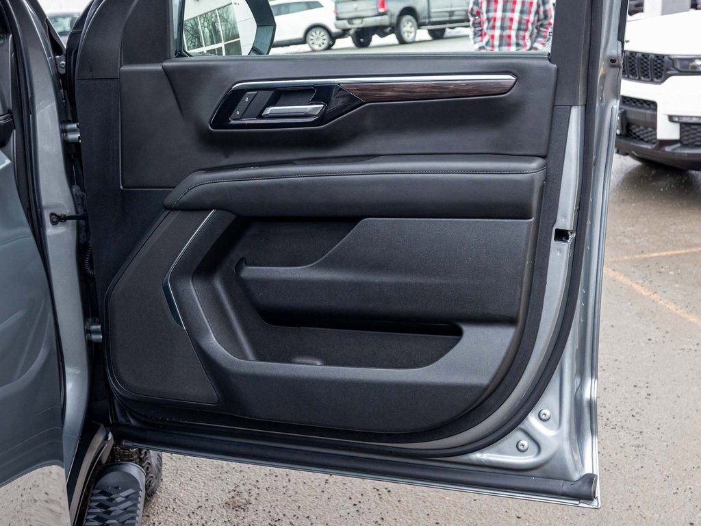 Used 2025 Chevrolet Suburban Z71 image 13