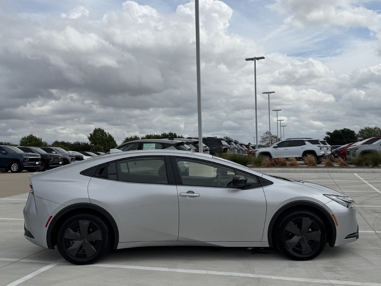 Used 2025 Toyota Prius LE FWD image 3