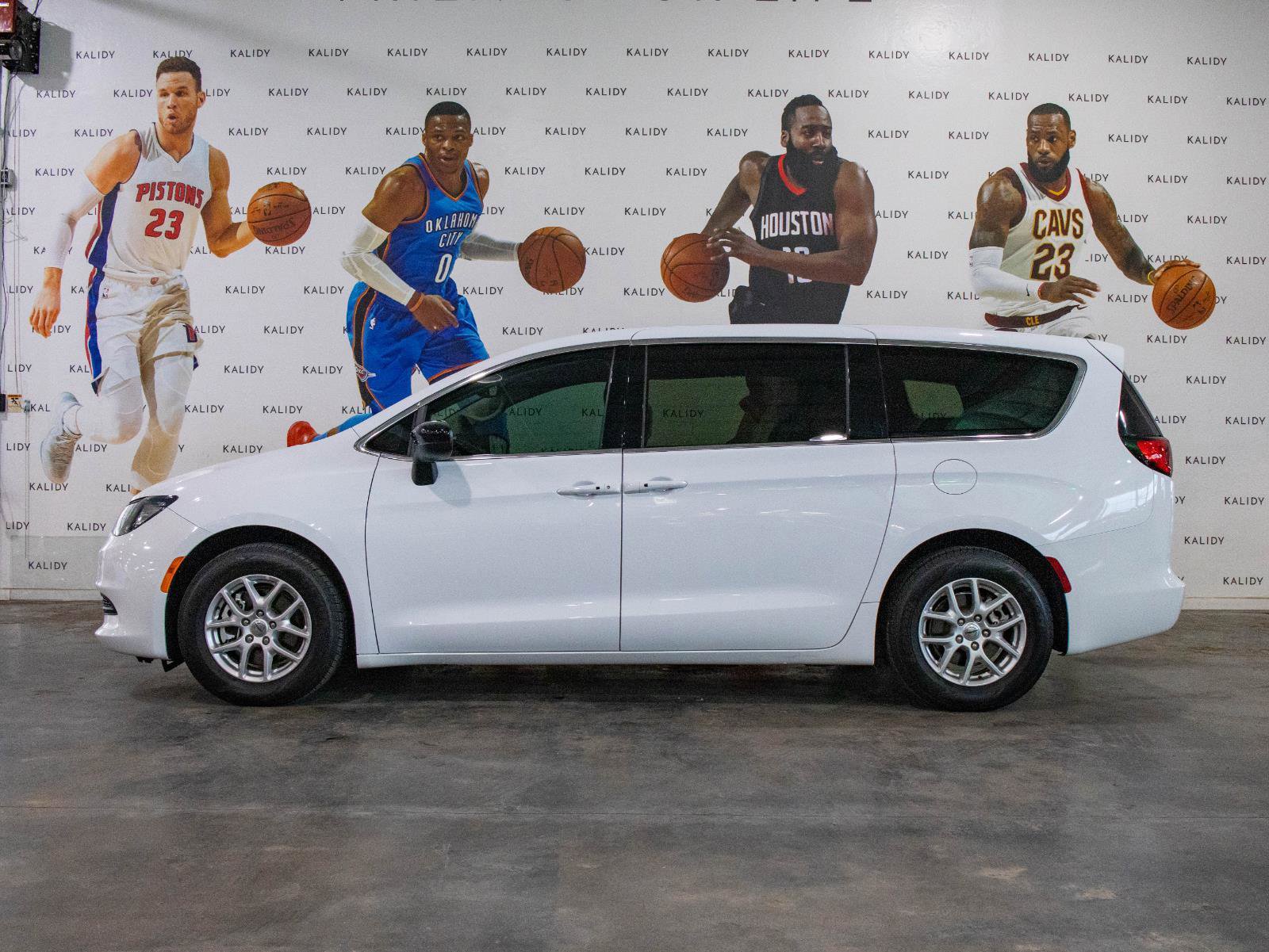 Used 2024 Chrysler Voyager LX FWD image 16