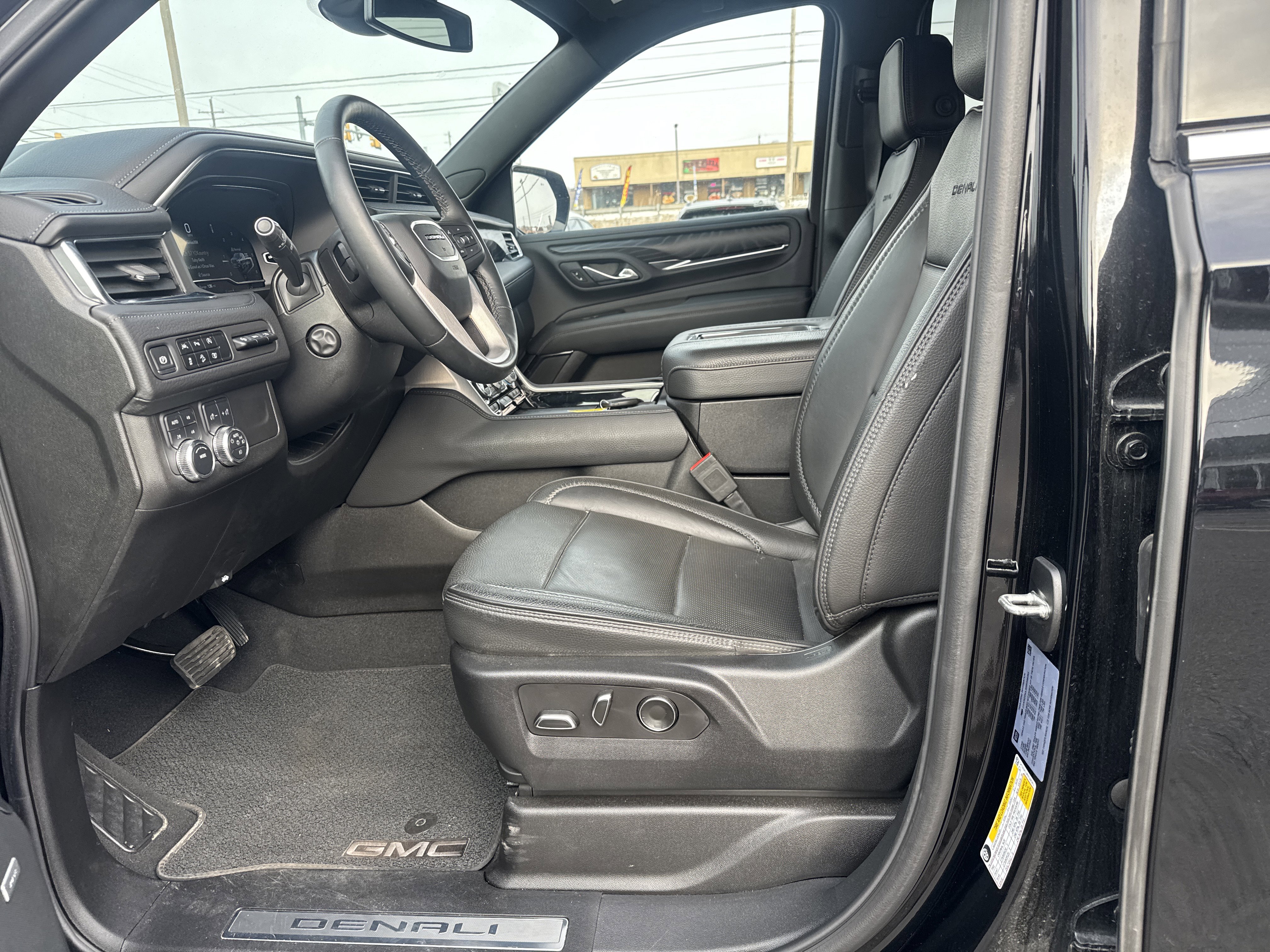Used 2024 GMC Yukon Denali image 12