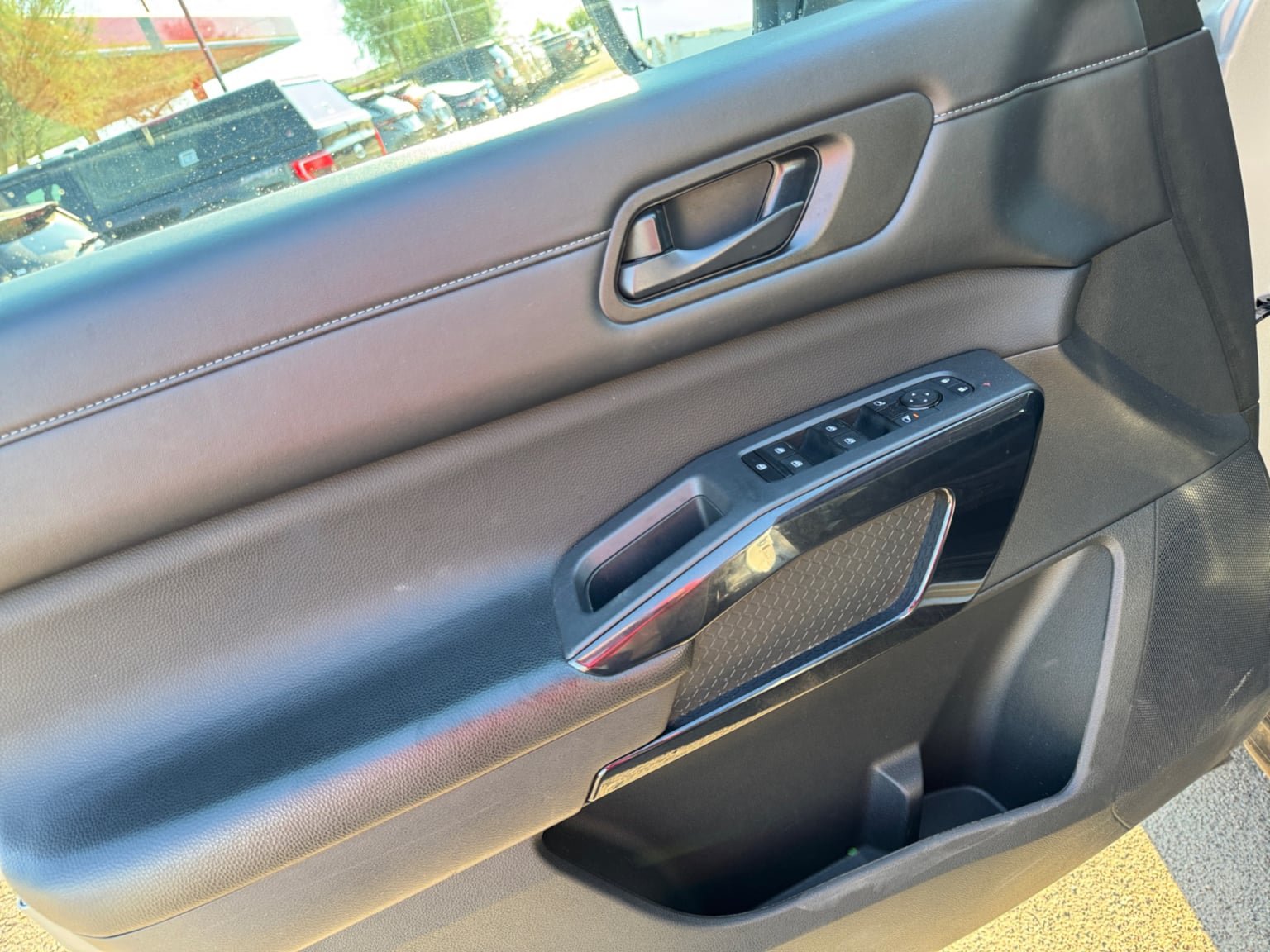 Used 2024 Nissan Pathfinder SV FWD image 11