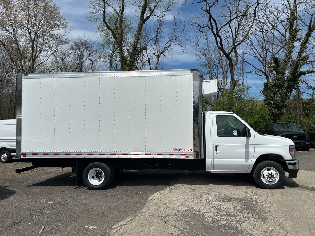 New 2026 Ford E-450 and Econoline 450 Super Duty w/ Driver's Safety Package RWD image 4