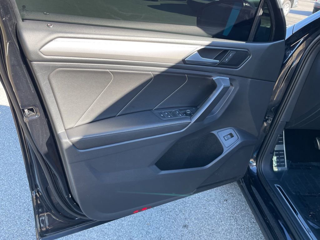 Used 2022 Volkswagen Tiguan SE R-Line image 5