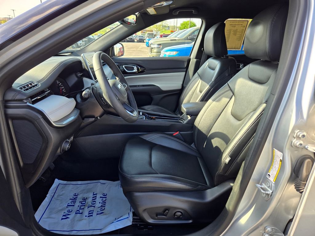 Used 2025 Jeep Compass Limited AWD/4WD image 14