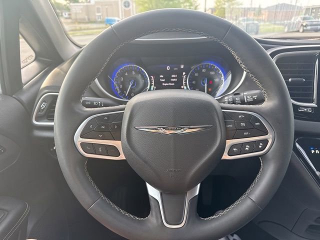 Used 2025 Chrysler Pacifica Select image 15