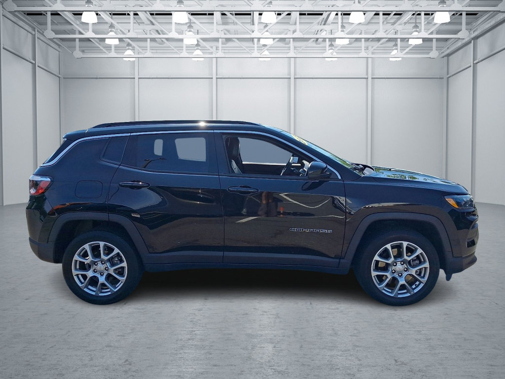 Used 2023 Jeep Compass Latitude AWD/4WD image 10