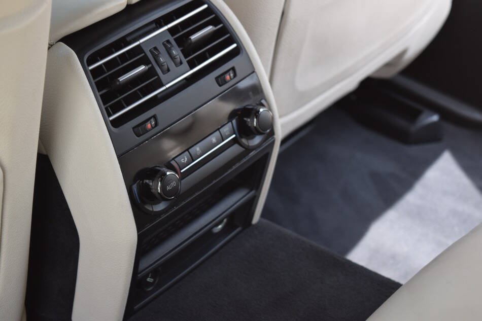 Used 2015 BMW 750i RWD image 46
