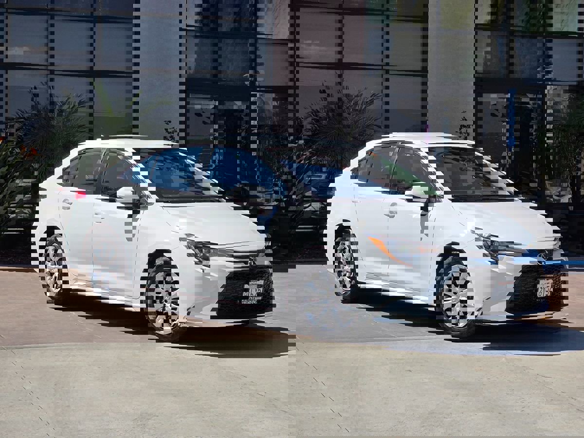 Used 2022 Toyota Corolla LE image 3