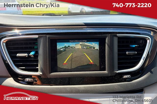 Used 2019 Chrysler Pacifica Touring-L FWD image 15