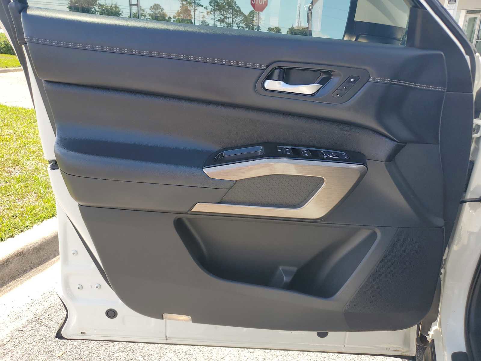 Used 2022 Nissan Pathfinder Platinum AWD/4WD image 16