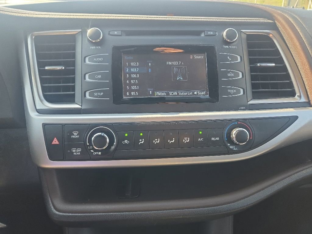 Used 2019 Toyota Highlander LE AWD/4WD image 17