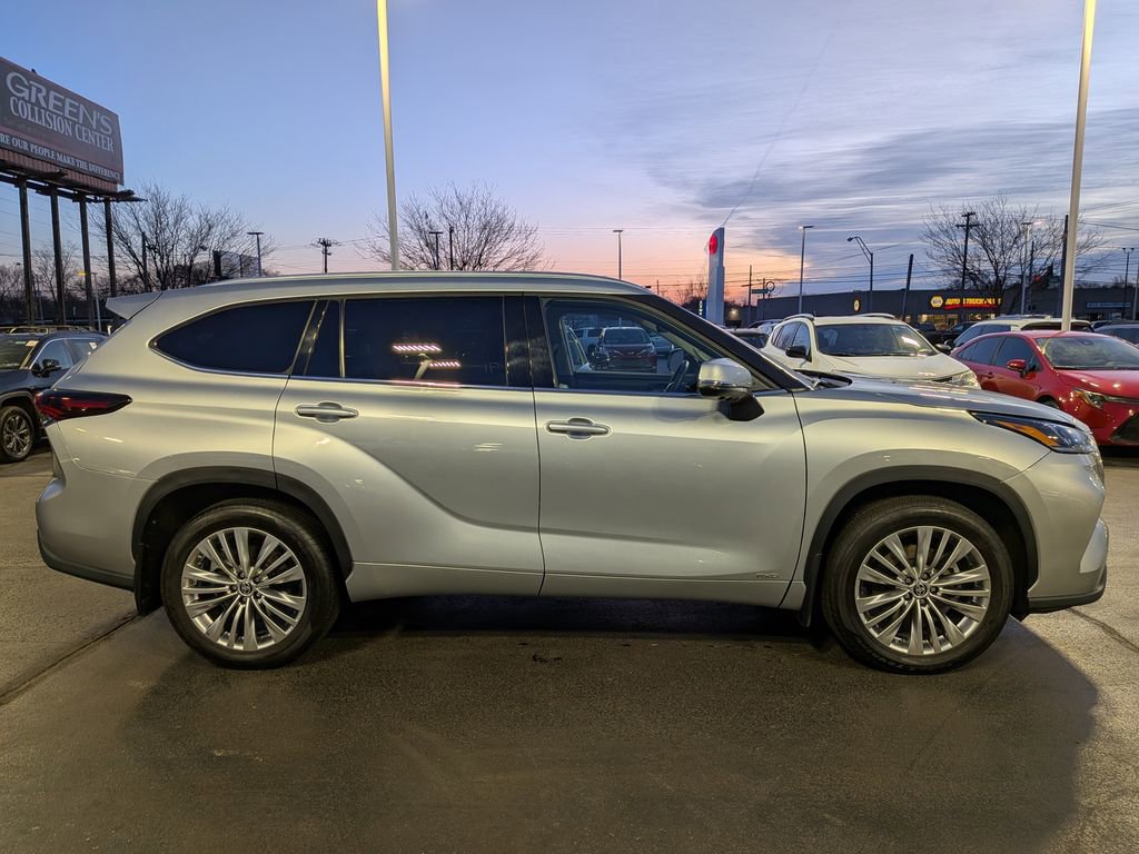 Used 2024 Toyota Highlander Platinum image 8