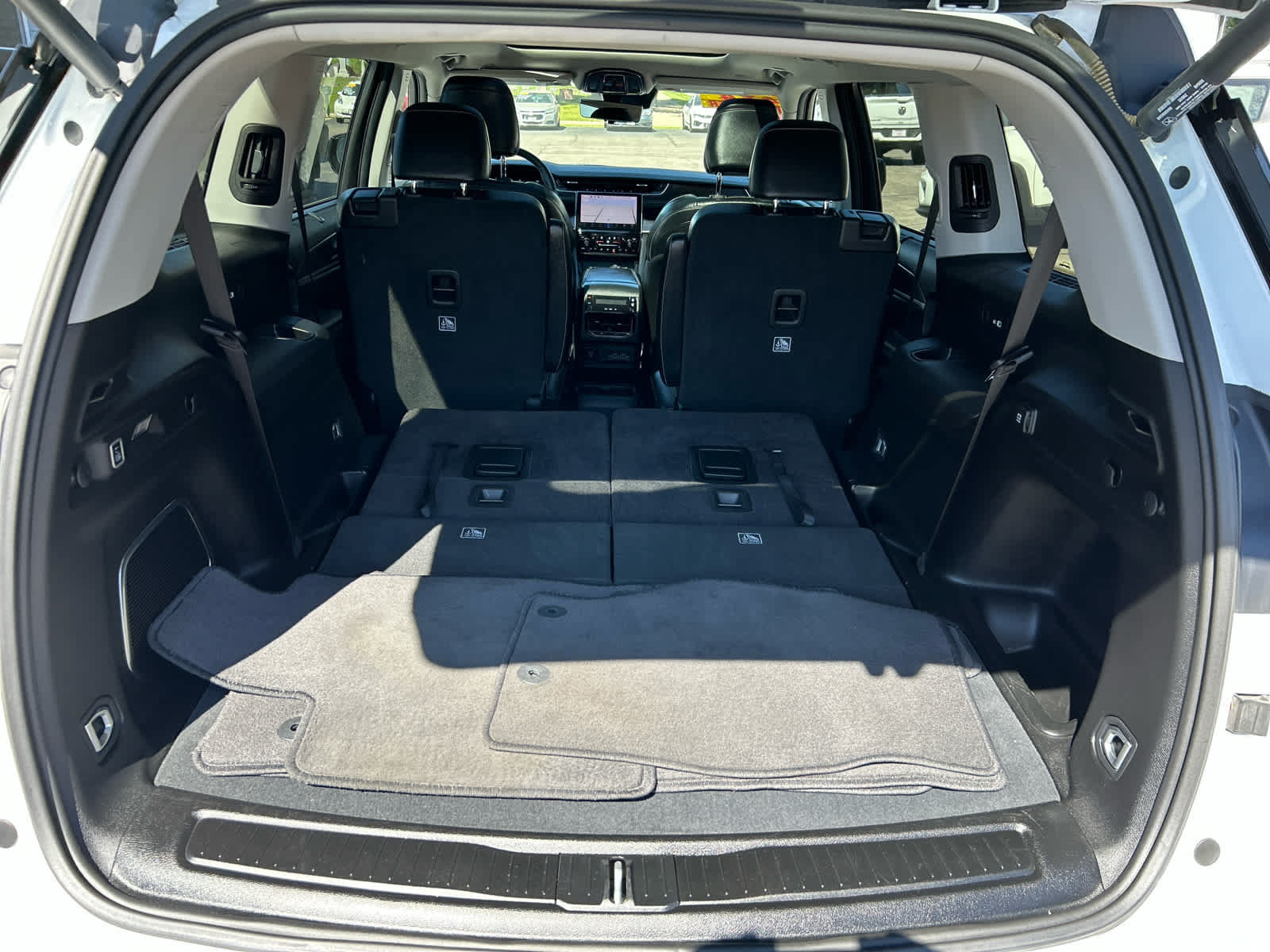 Used 2023 Jeep Grand Cherokee L Limited w/ Luxury Tech Group II AWD/4WD image 29