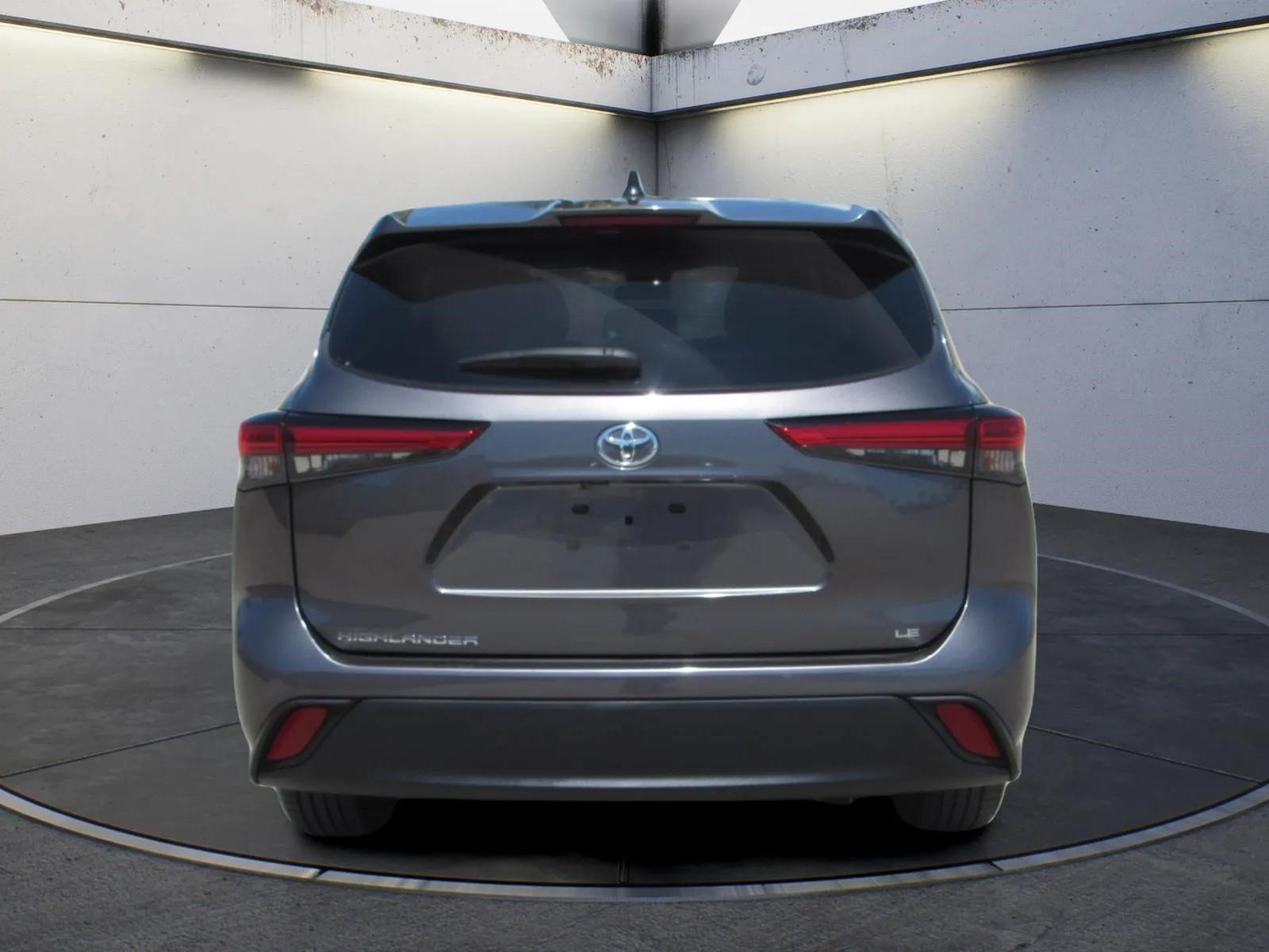 Used 2023 Toyota Highlander LE FWD image 7