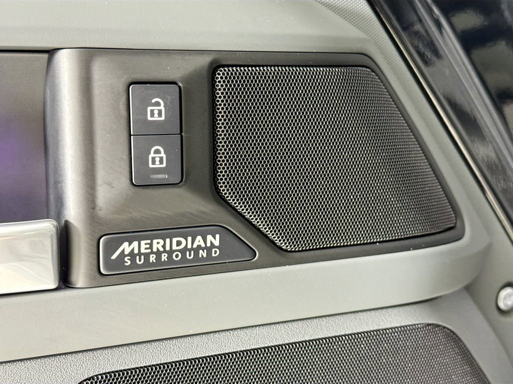 Used 2025 Land Rover Defender 110 X-Dynamic SE image 23