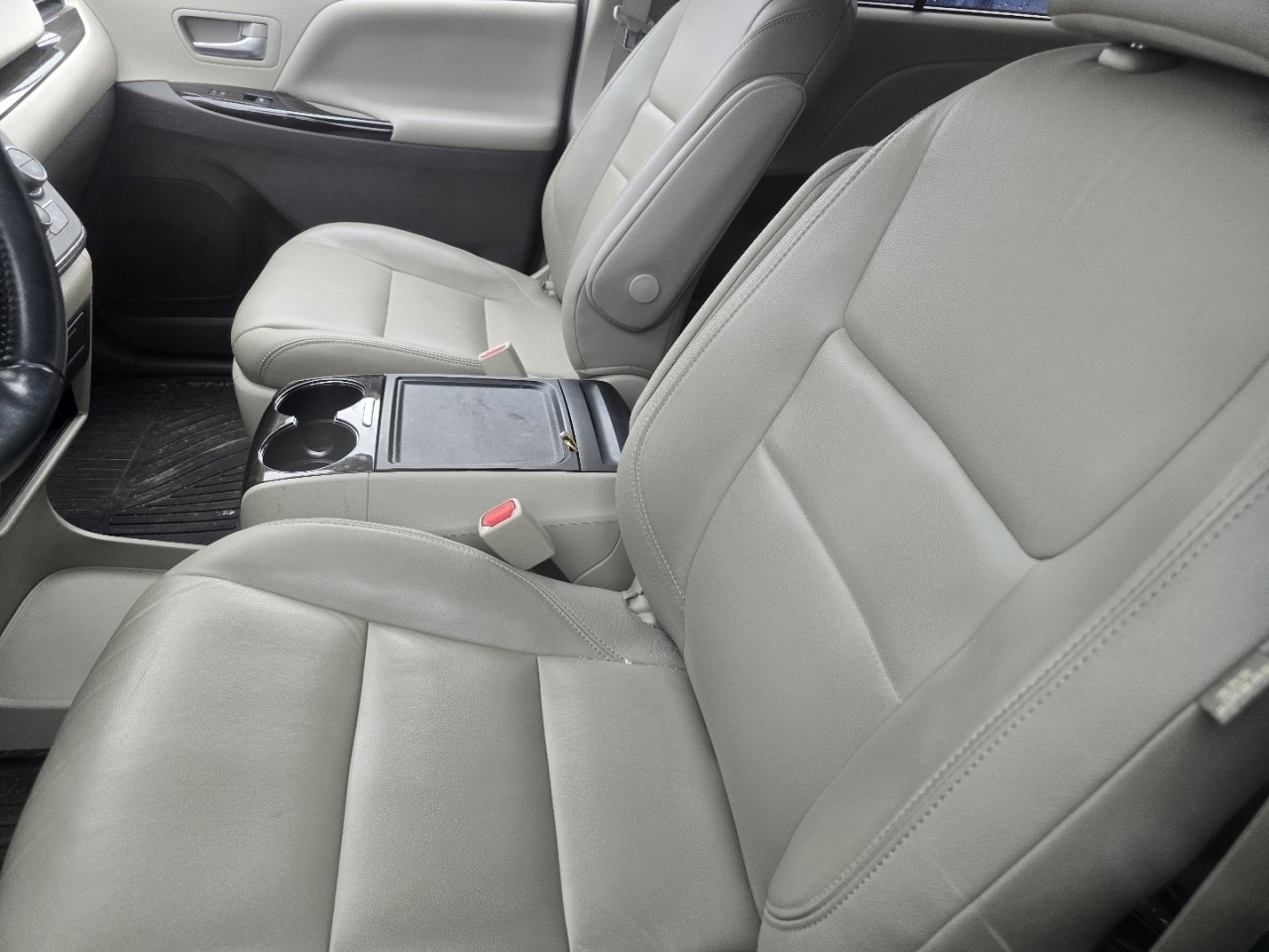 Used 2018 Toyota Sienna XLE w/ XLE Navigation Package FWD image 20
