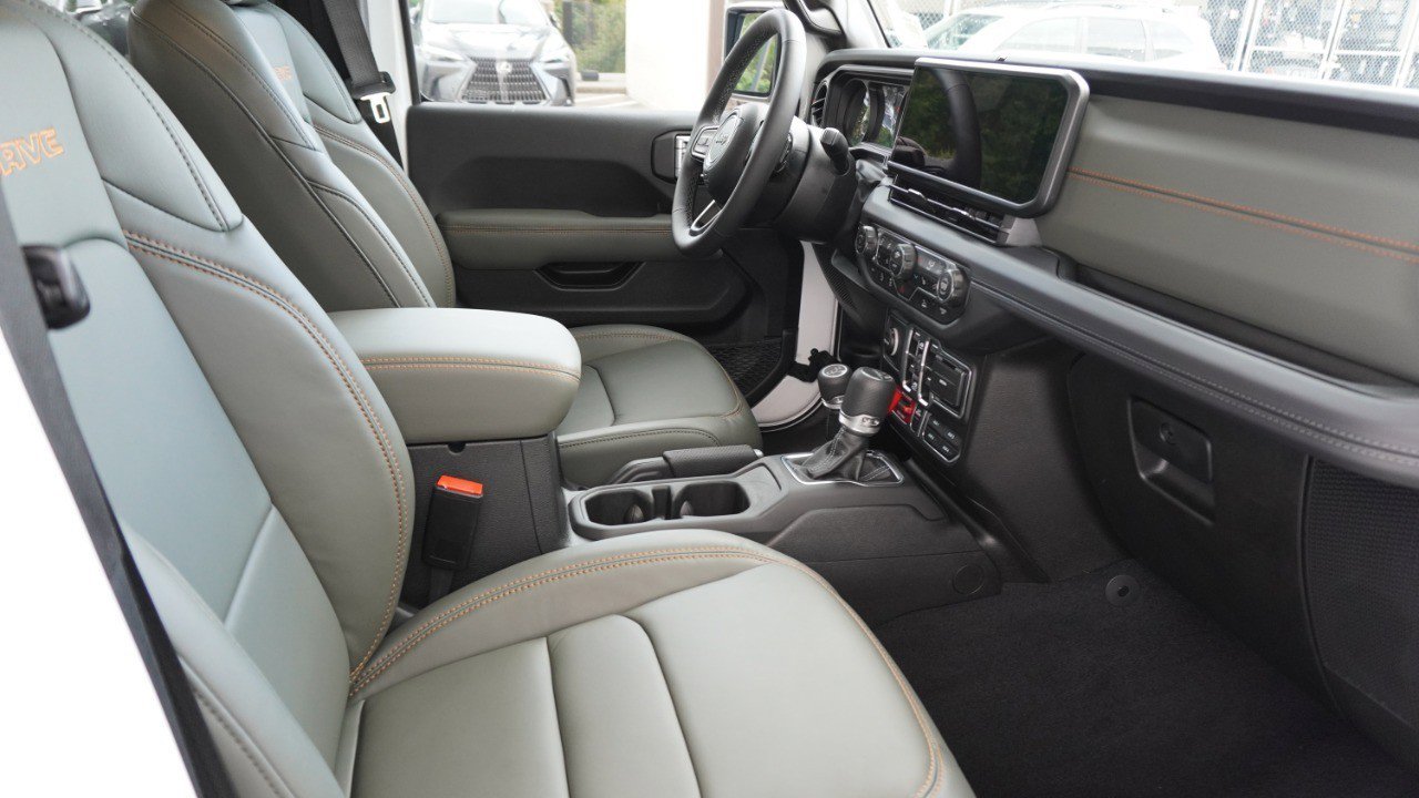 Used 2025 Jeep Gladiator Mojave w/ Convenience Group image 12