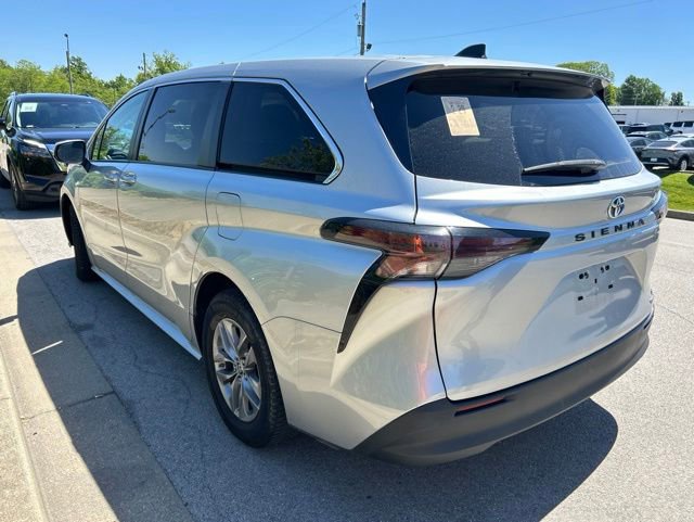 Used 2023 Toyota Sienna LE FWD image 4