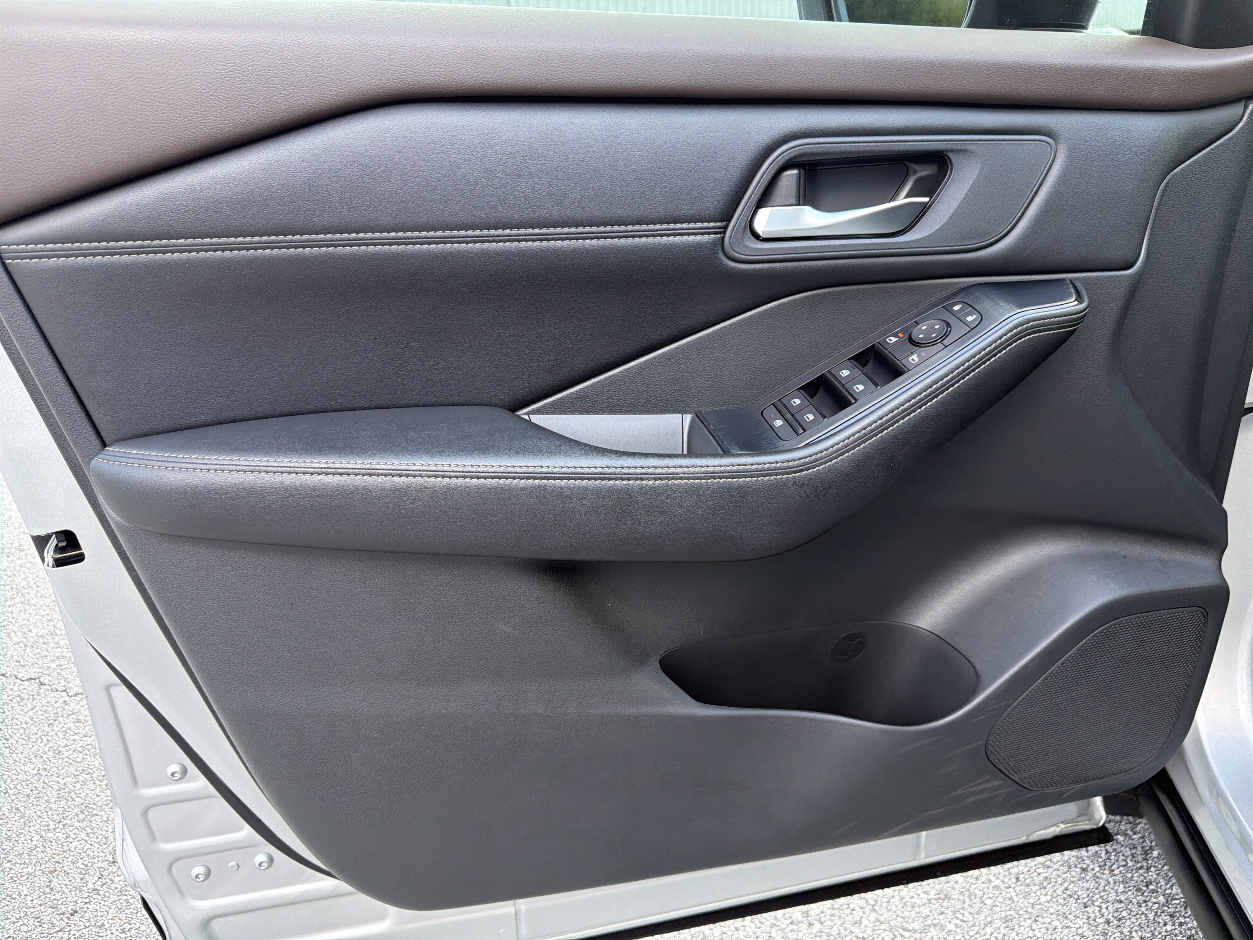 Used 2022 Nissan Rogue SV w/ SV Premium Package FWD image 12