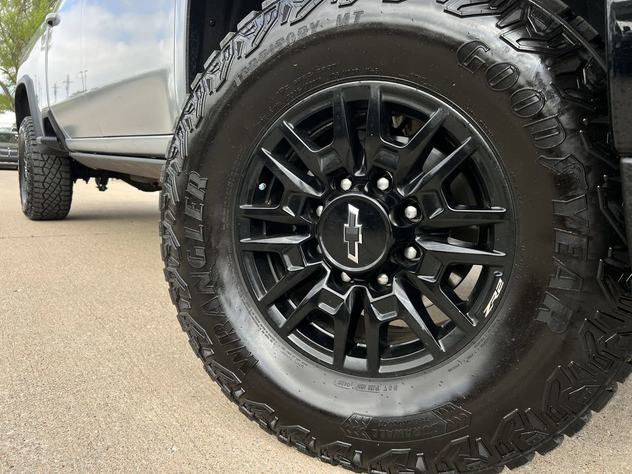 Used 2024 Chevrolet Silverado 2500 ZR2 w/ Technology Package image 3