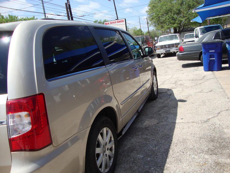 Used 2015 Chrysler Town & Country Touring w/ Driver Convenience Group image 4