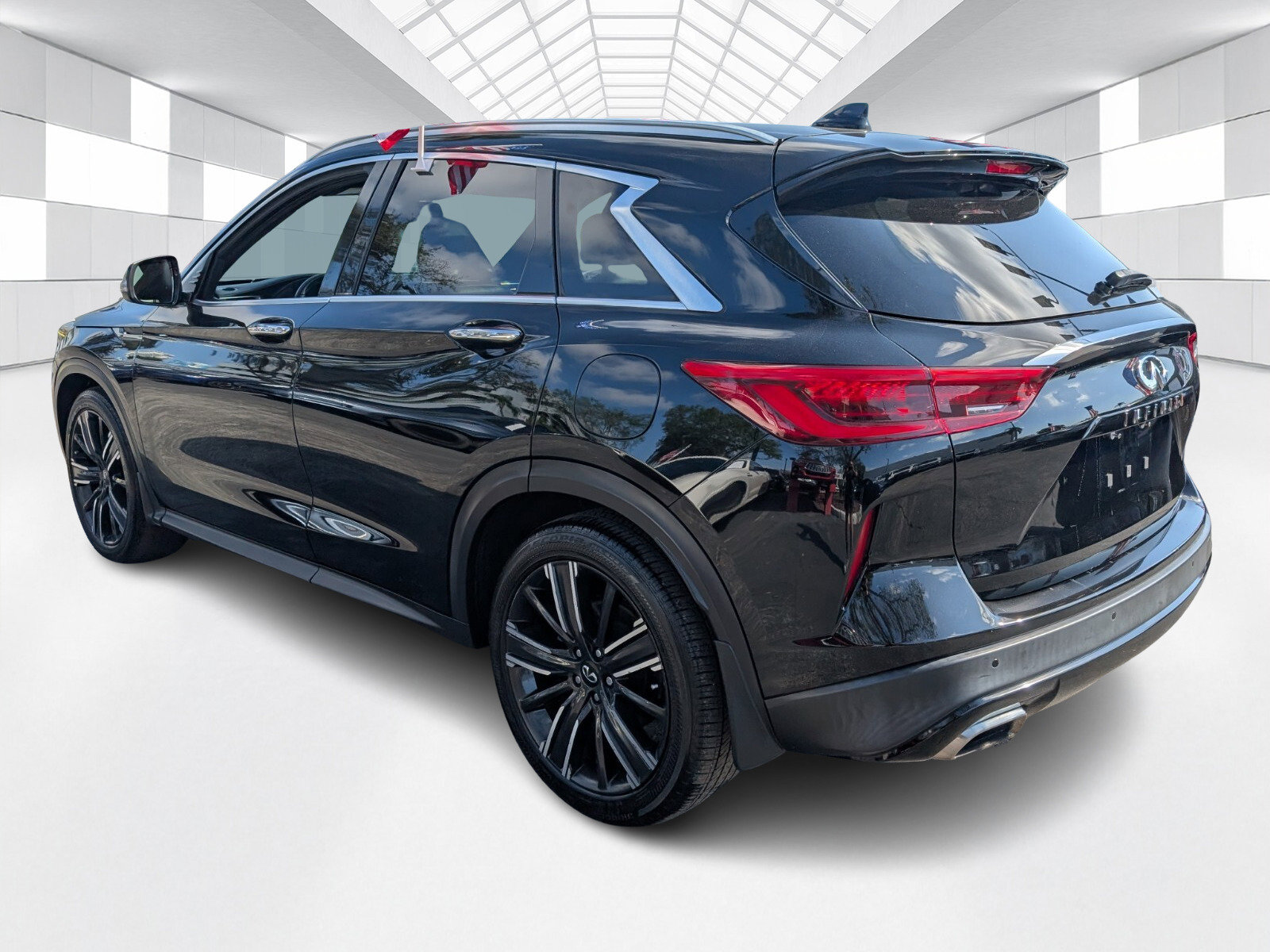 Used 2021 INFINITI QX50 Luxe w/ Appearance Package FWD image 3