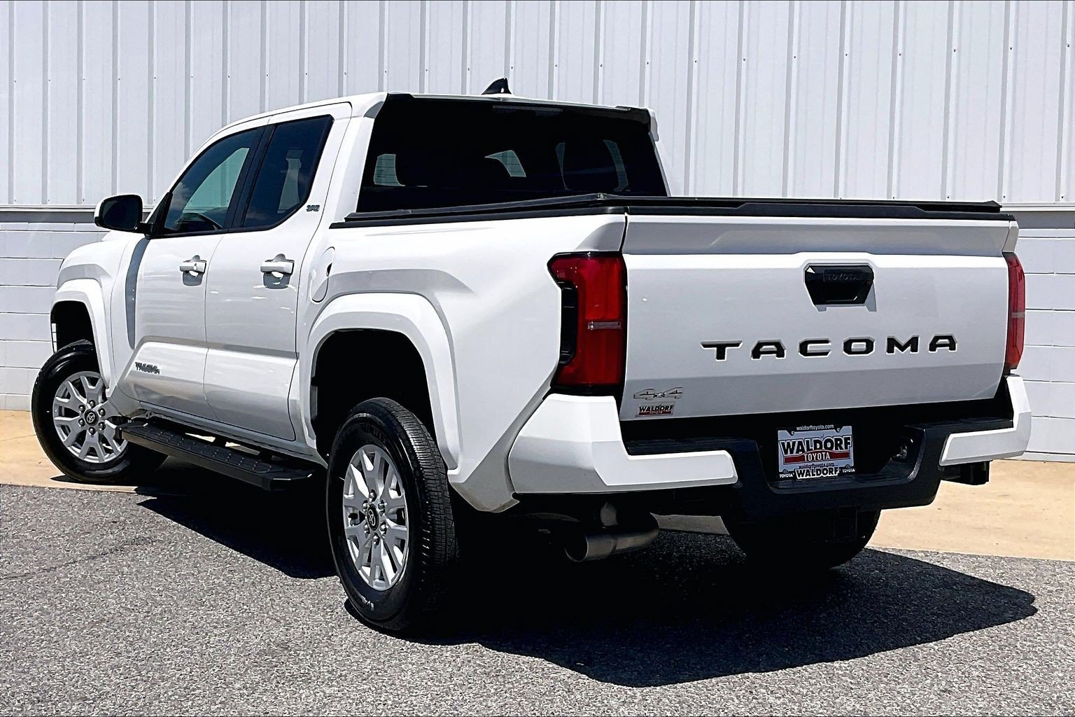 Used 2024 Toyota Tacoma SR5 AWD/4WD image 15