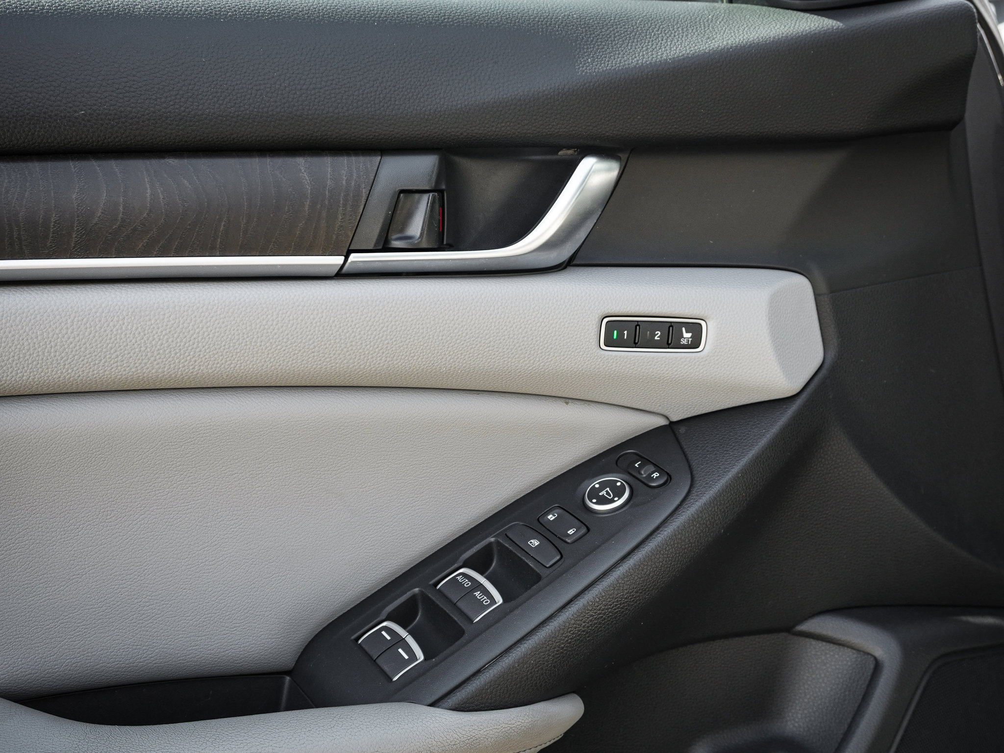 Used 2018 Honda Accord Touring image 16