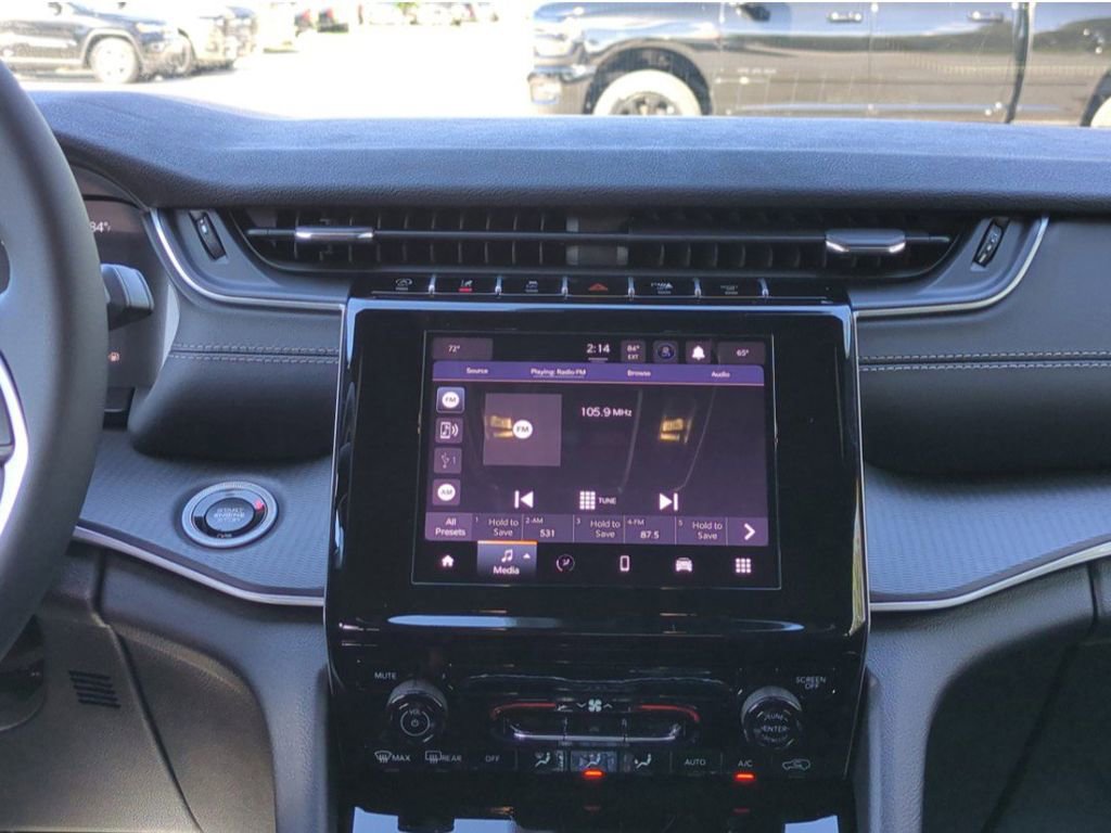 New 2025 Jeep Grand Cherokee L Laredo image 30