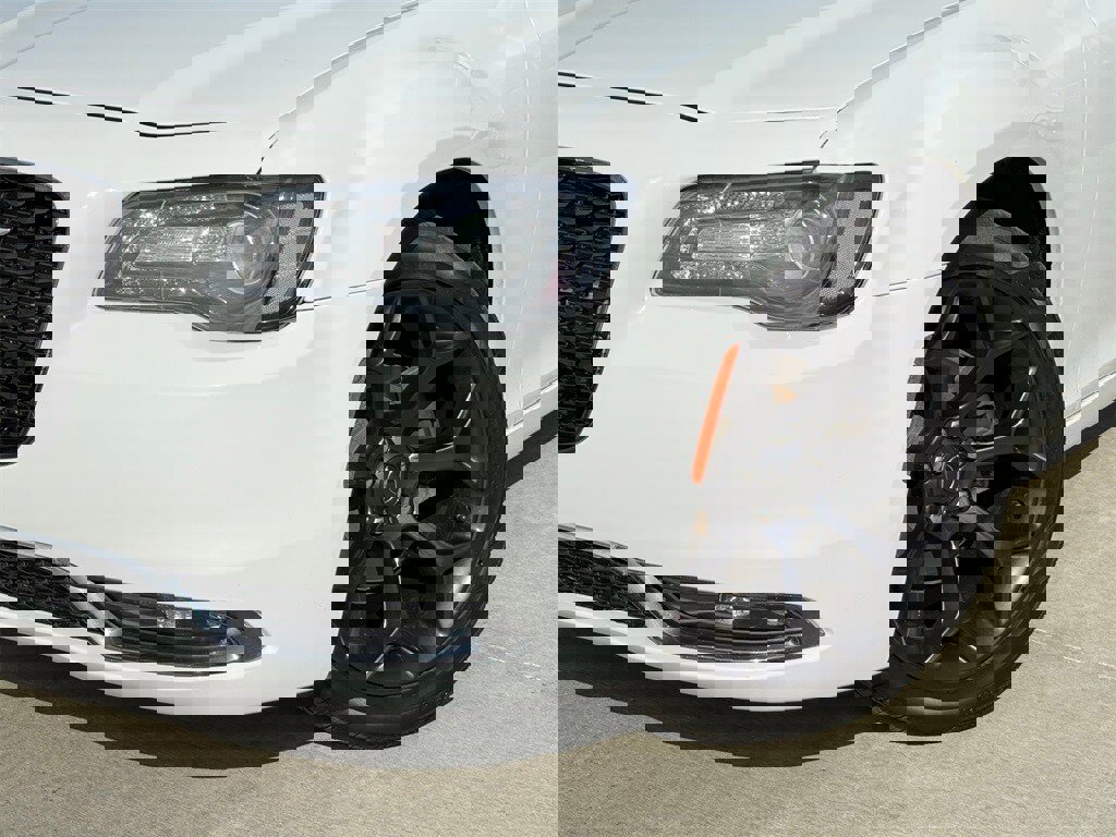 Used 2019 Chrysler 300 S image 2