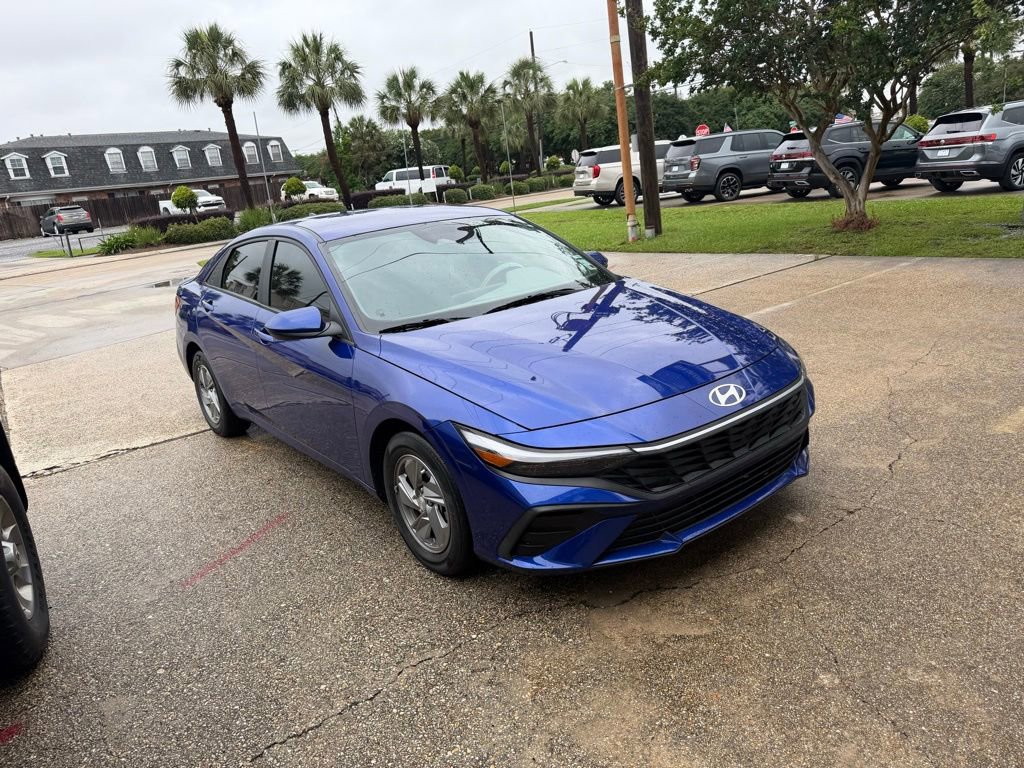Used 2024 Hyundai Elantra SE FWD image 3